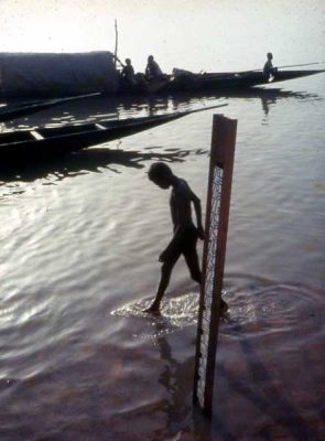 Encyclopedia Environment - hydrometry - Niger riverside at Mopti